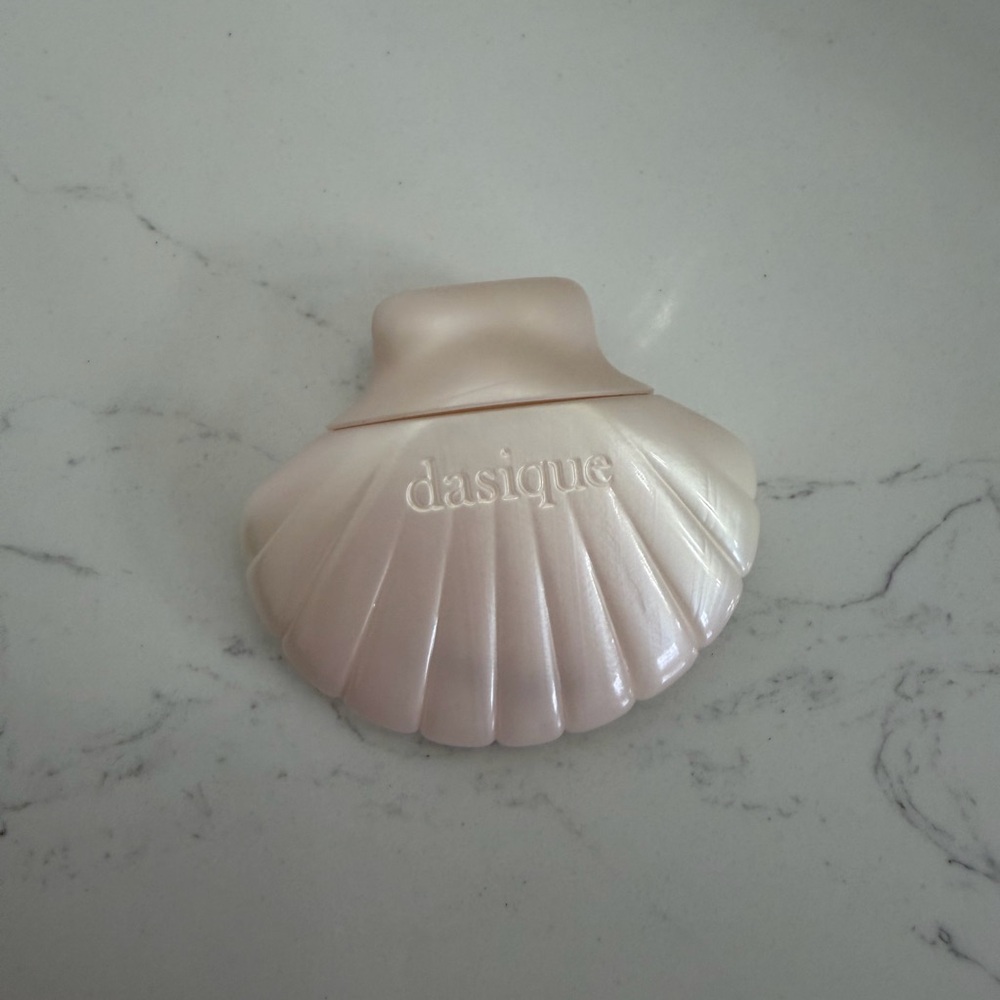 Dasique Glowy Shell Base